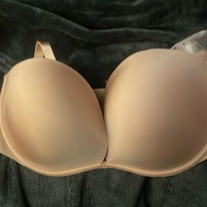 New with tag Victoria secret mult way push up .